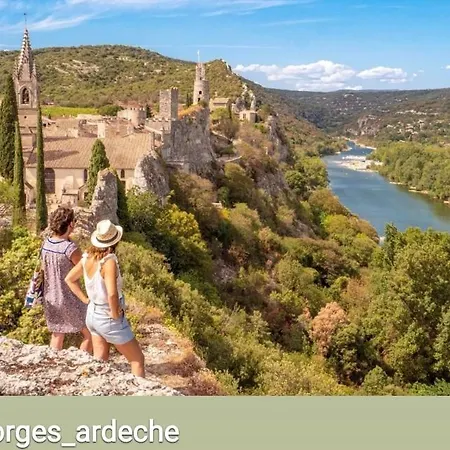 La Poussiniere بيت ضيافة إيغيزه